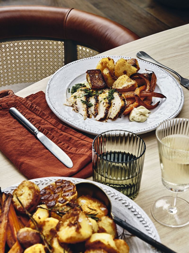 White Hillcrest Stoneware Dinner Plate Set