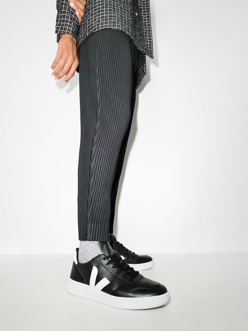 Black V-10 Leather Sneakers