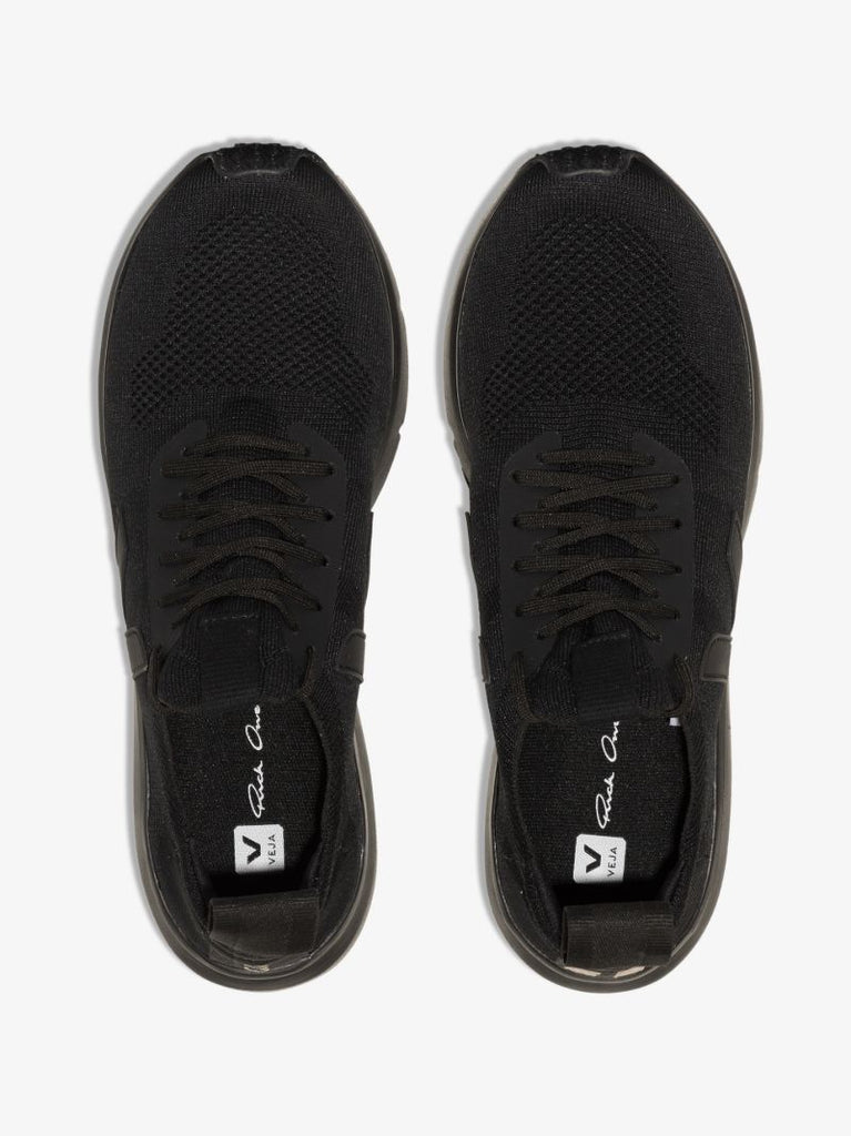 X Veja Black Runner Style 2 V-knit Sneakers