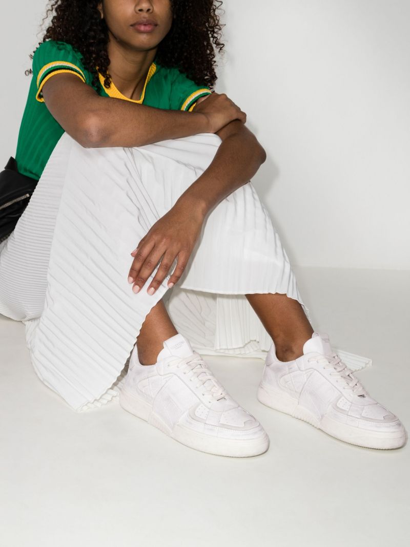White Vl7n Leather Sneakers