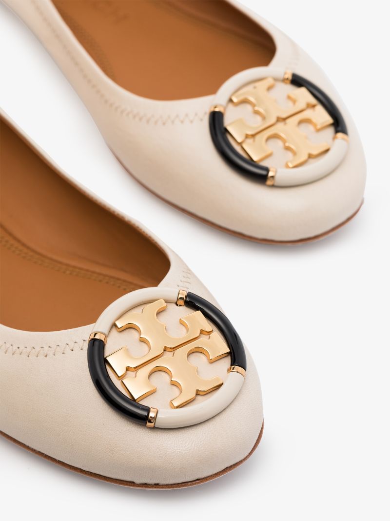 Neutral Logo Plaque Leather Pumps