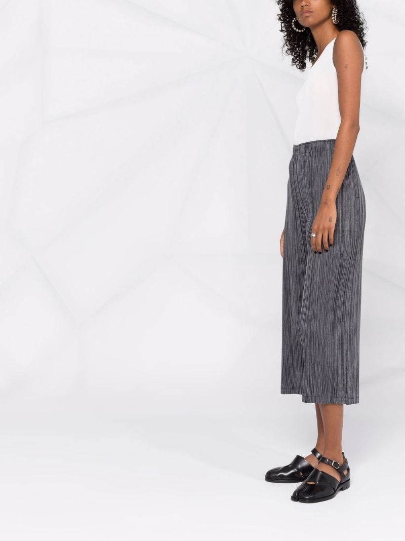 White Sleeveless Pleated Vest