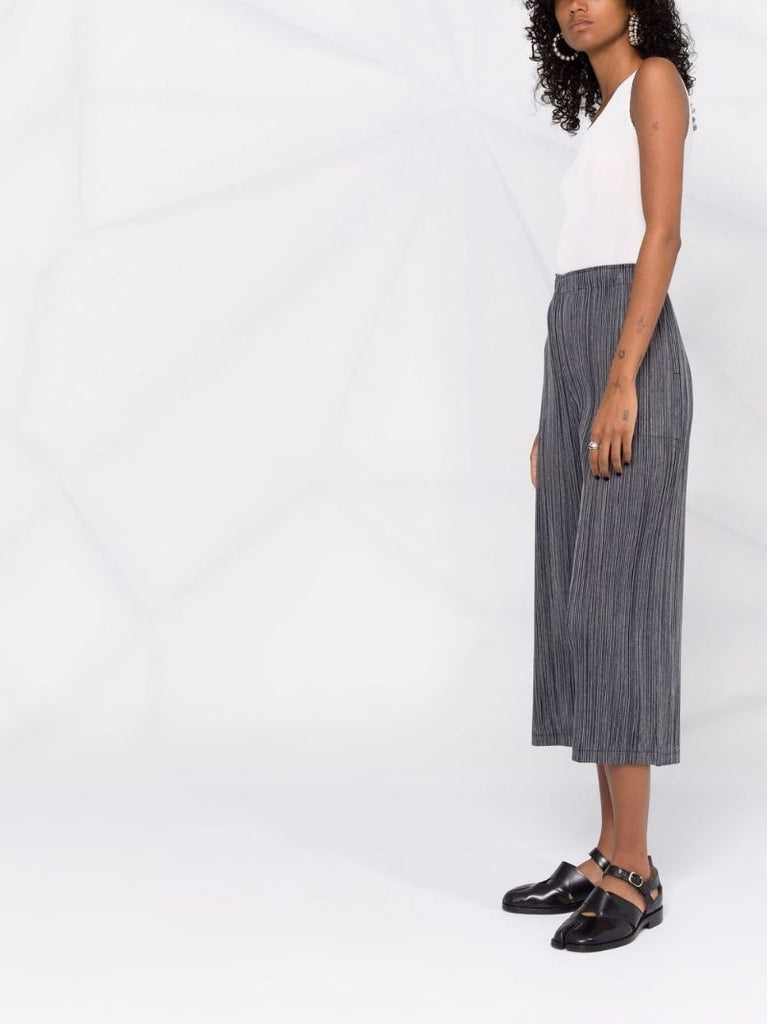 White Sleeveless Pleated Vest