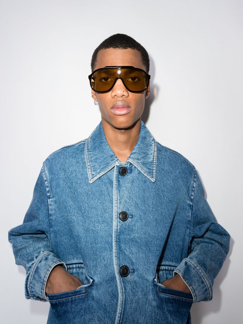 Black Pilot-style Sunglasses