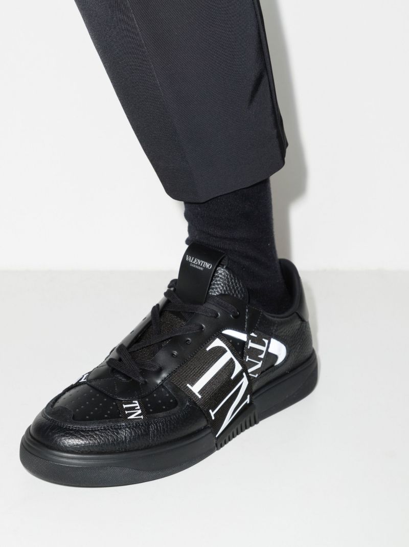 Black Vl7n Low Top Leather Sneakers