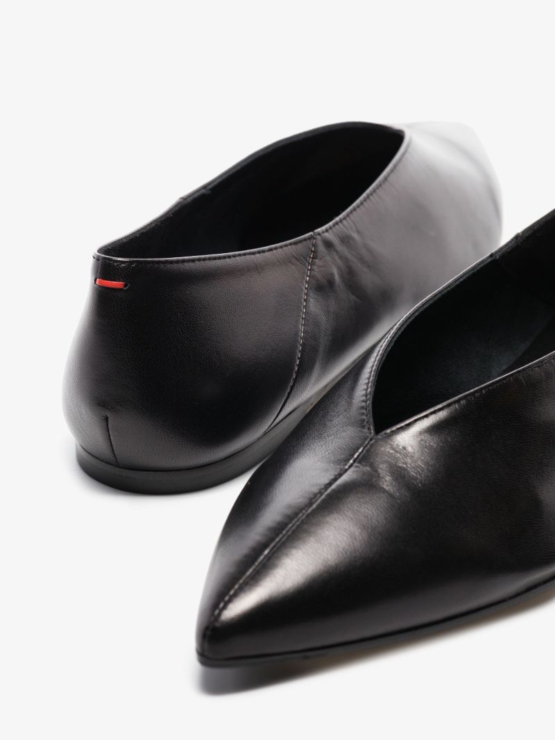 Black Moa Leather Pumps