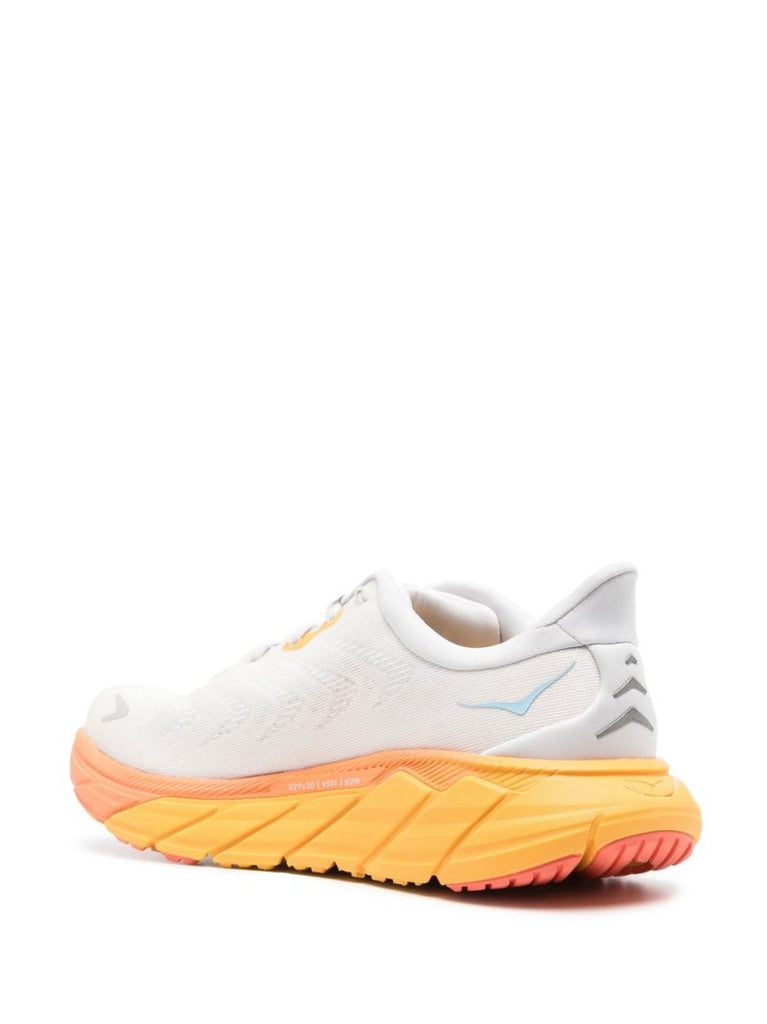 White Arahi 6 Running Sneakers
