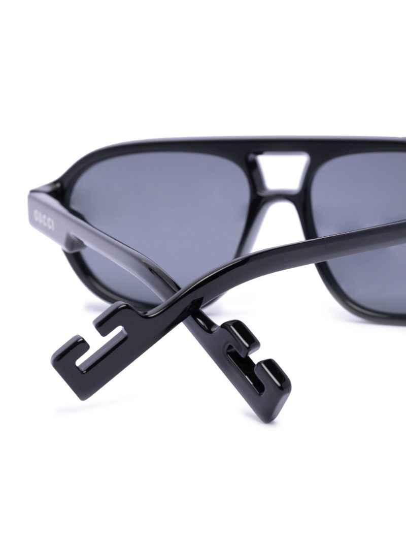 Black Pilot-style Sunglasses