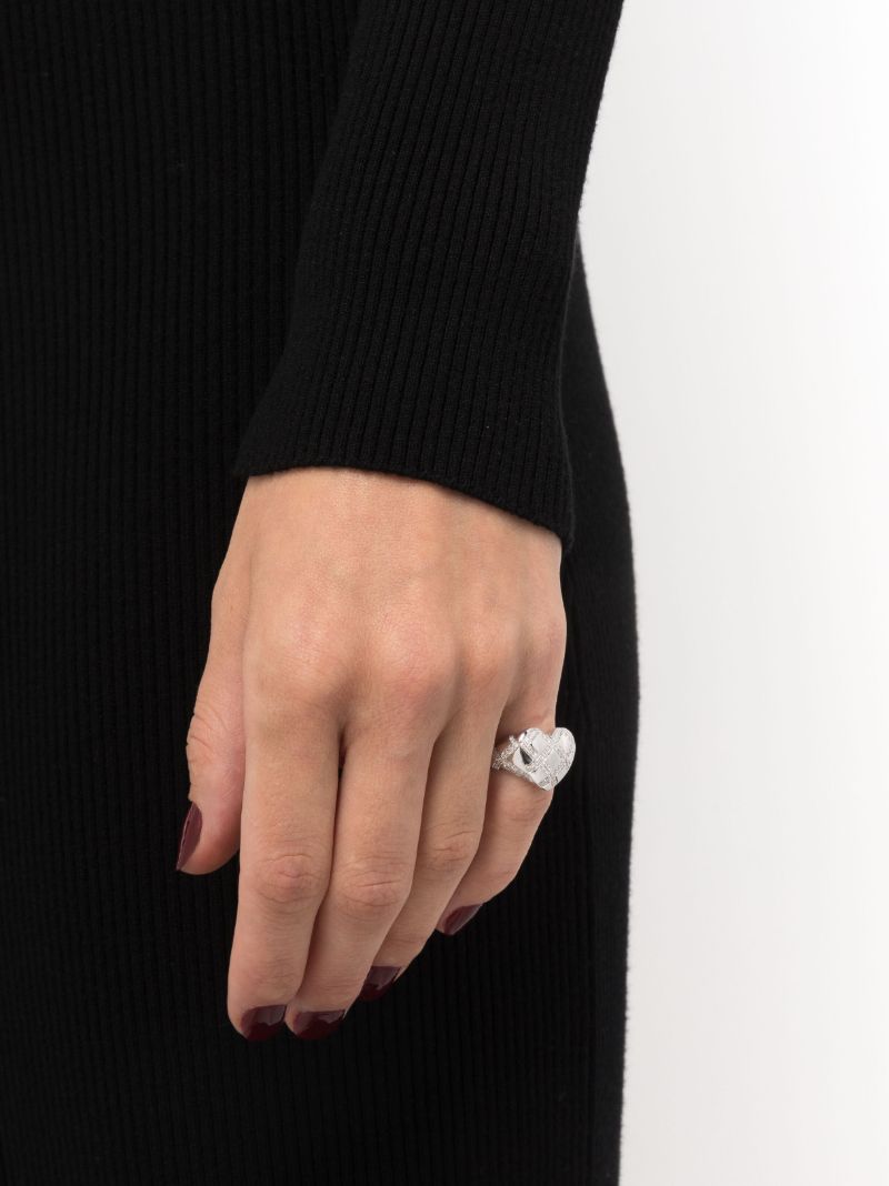 9k White Gold Chevalier Coeur Croisillions Diamond Ring