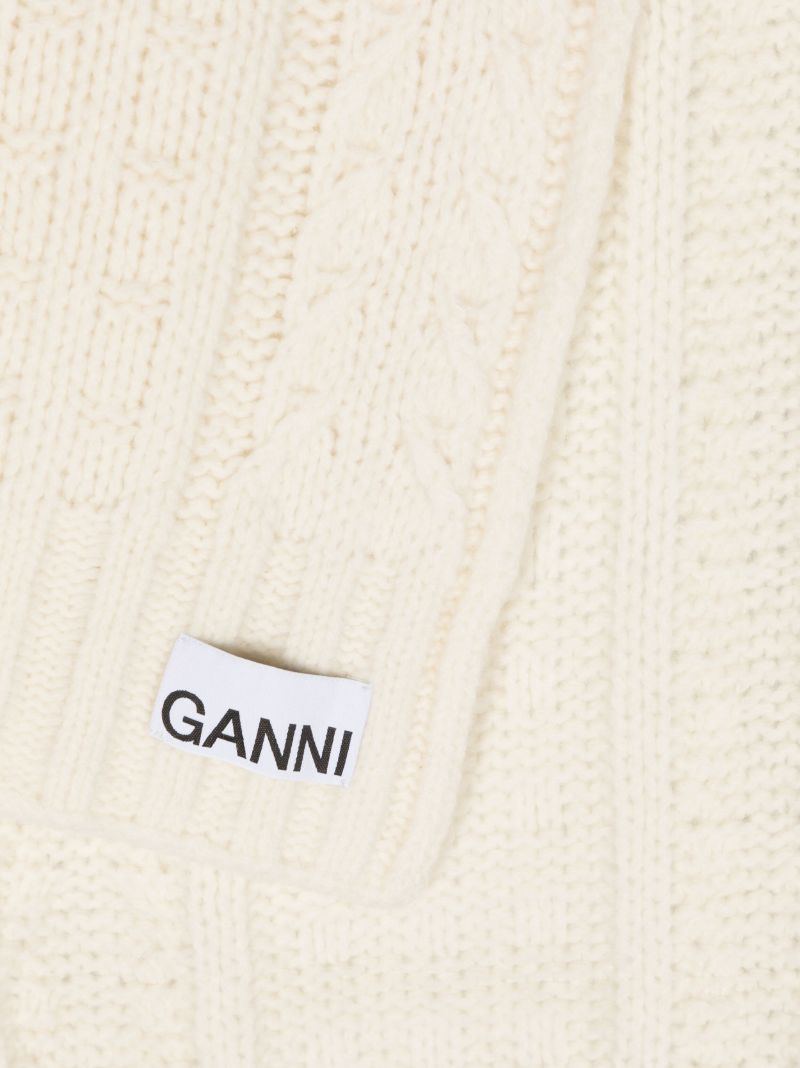Neutral Cable-knit Scarf