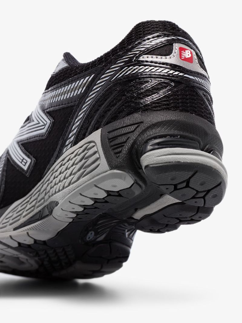 Black 860v2 Running Sneakers