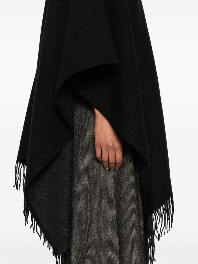 Fringe-trimmed Cape