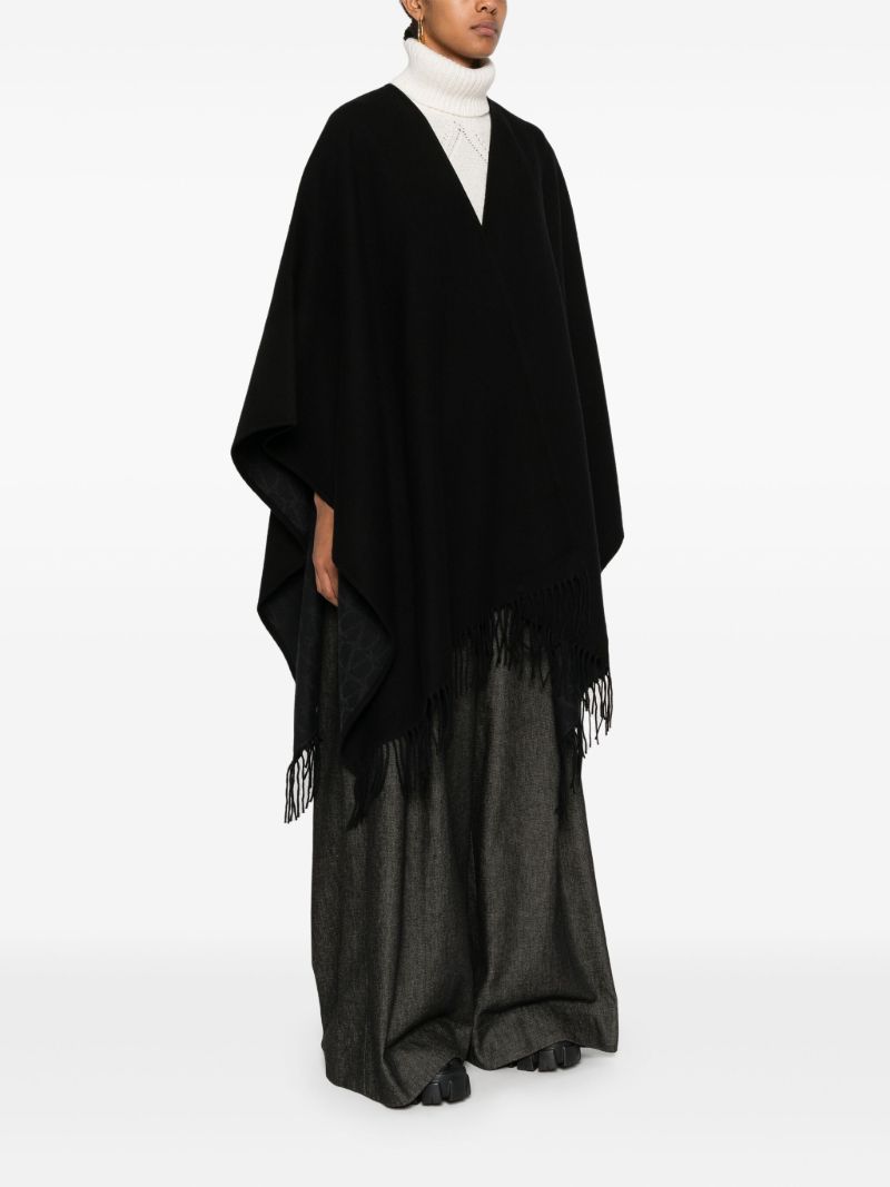 Fringe-trimmed Cape
