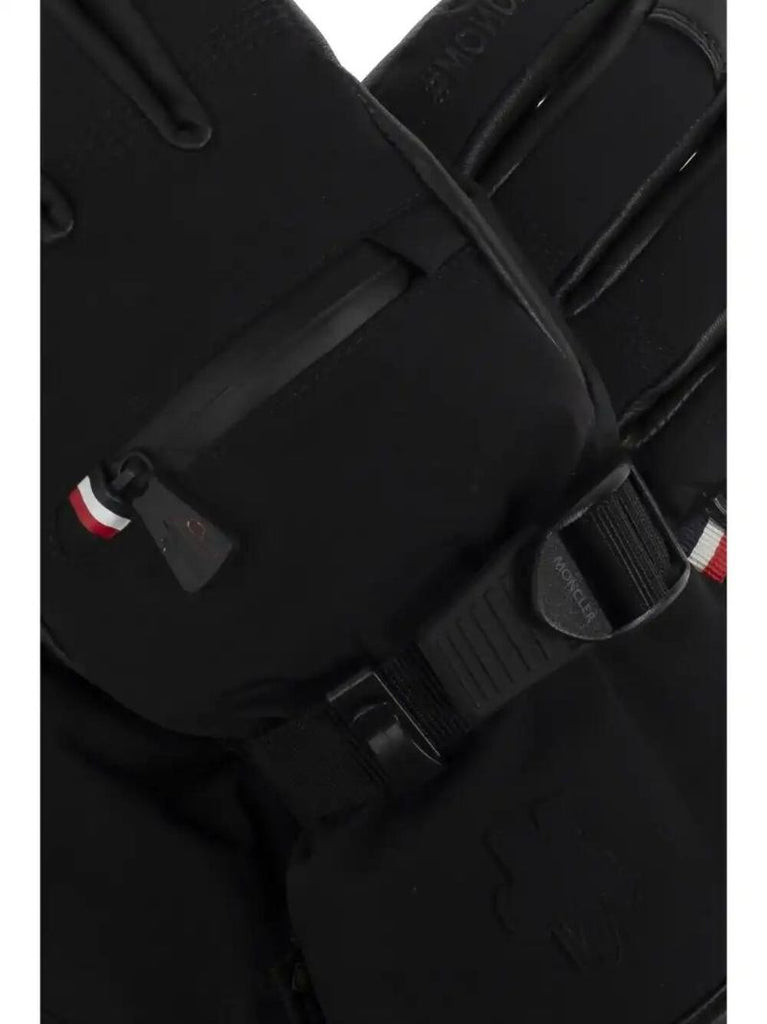 Black Padded Gloves